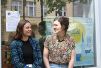 Ein Bild, das Kleidung, Person, Menschliches Gesicht, Lächeln enthält.
Automatisch generierte Beschreibung